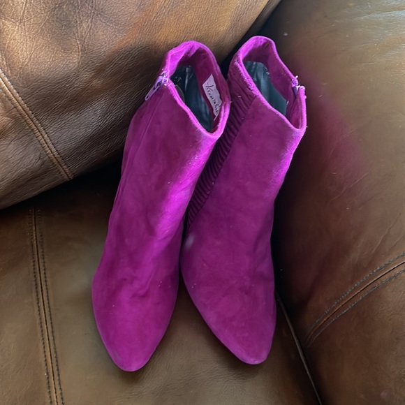 A beautiful sexy high heels Kenneth Cole boot, The color is fuchsia . - Picture 3 of 5